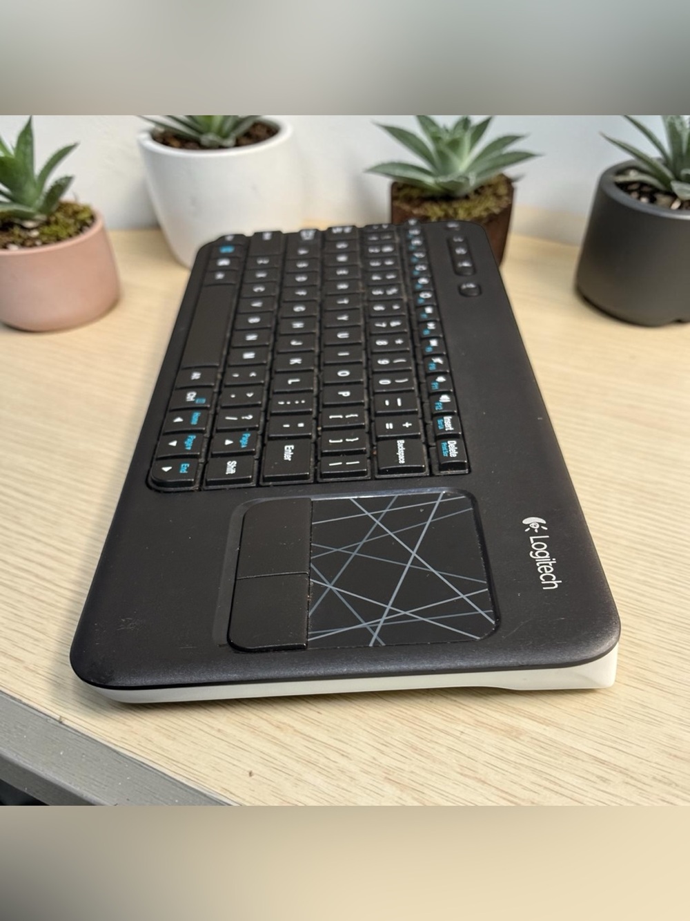 Logitech K400r Wireless Keyboard Built In Touch Pad Dongle Black Sleek Portable
